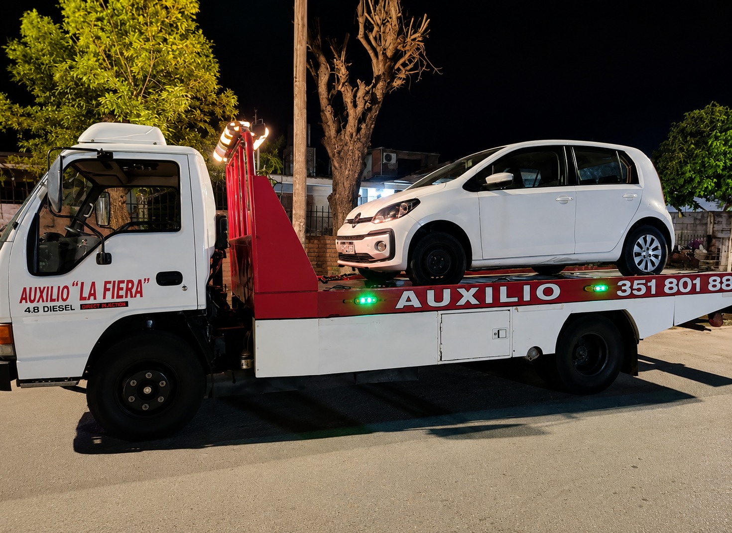 Grúa realizando el traslado de un auto en Córdoba