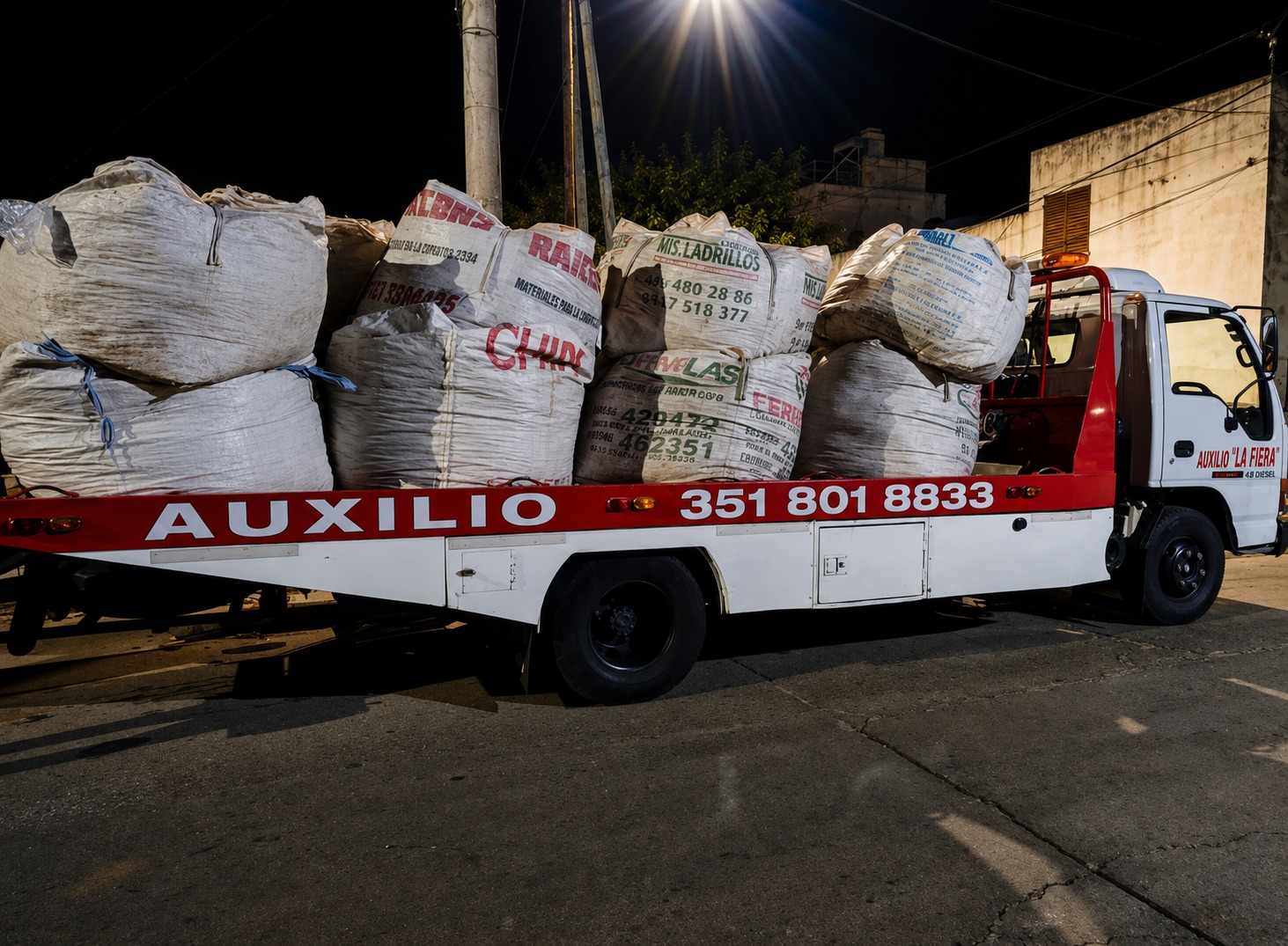 Grúa plataforma transportando carga