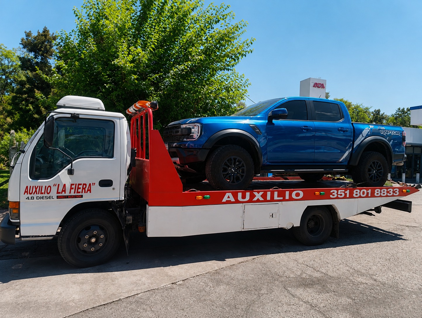 Grúa brindando auxilio y traslado a un automóvil en Córdoba