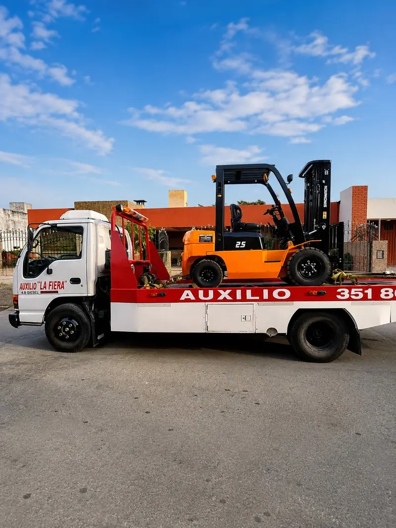 Transporte vehicular con grúa en Córdoba Grúa trasladando un vehículo por las calles de Córdoba